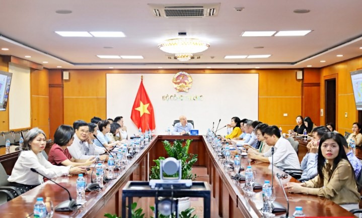 Ngành dệt may - da giày có nguy cơ mất lợi thế nếu không thoát khỏi “vòng kim cô” gia công