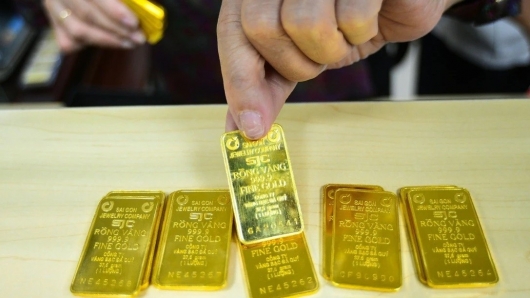 Giá vàng tiếp tục lao dốc, người mua lỗ gần 9 triệu đồng mỗi lượng