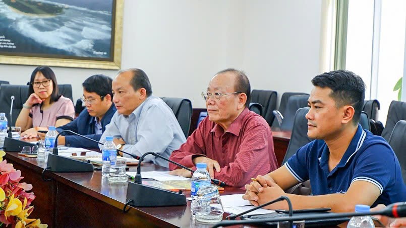 1.	GS.TS Phạm Văn Thiêm,  Chủ tịch VNPS, Tổng Biên tập Nguyễn Viết Hưng làm việc với Trường Đại học Công nghiệp TP.HCM tổ chức Hội thảo “Nghiên cứu phát triển các sản phẩm thiên nhiên”.
