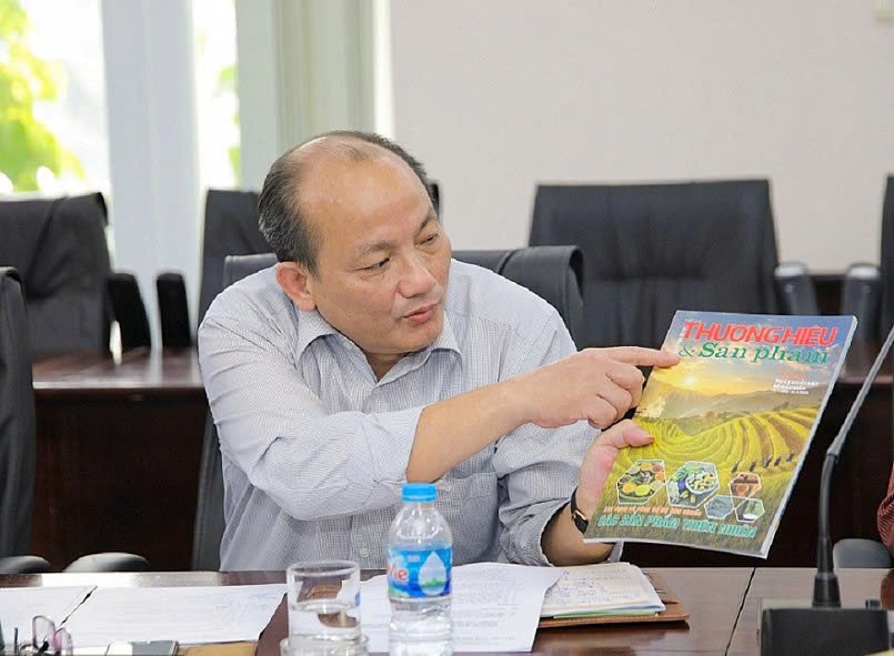 GS. TS Phạm Quốc Long – Phó Chủ tịch VNPS giới thiệu Tạp chí Thương hiệu và Sản phẩm.