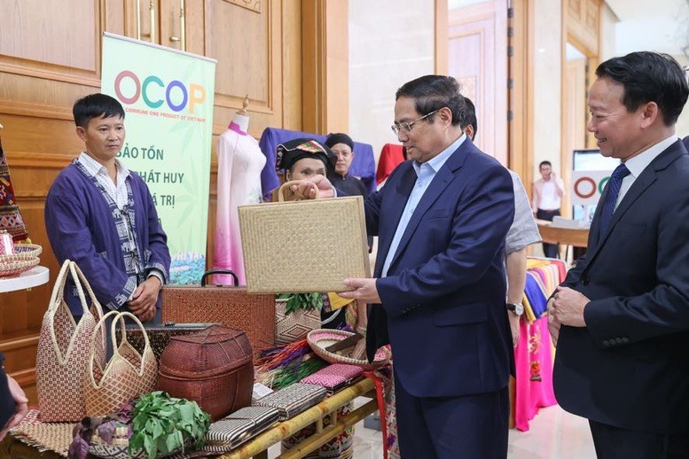 Thủ tướng Phạm Minh Chính cùng các đại biểu tham quan các gian trưng bày các sản phẩm nông nghiệp tiêu biểu - Ảnh: VGP