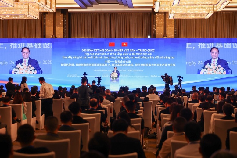 Thủ tướng kêu gọi cộng đồng doanh nghiệp hai nước tiếp tục phát huy vai trò là cầu nối, là trụ cột quan trọng kết nối hai nền kinh tế, hai đất nước, góp phần vì lợi ích chung, kiến tạo phát triển, đôi bên cùng có lợi - Ảnh: VGP