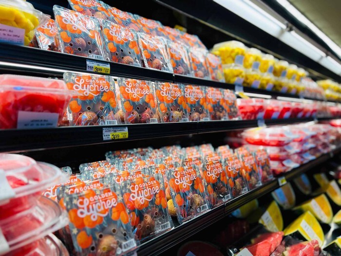 Quả vải Việt Nam được bán với giá bán 3,99 USD/pint (0,47 kg) tại ngăn mát của siêu thị Safeway năm 2023. (Ảnh: Báo Thế Giới và Việt Nam)