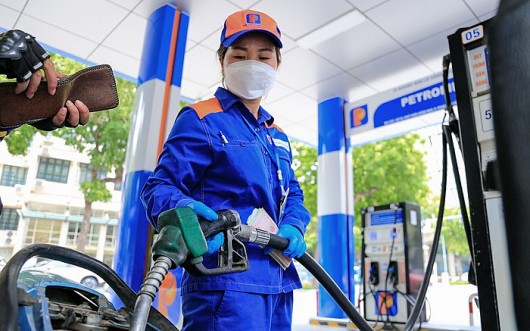 Giá xăng dầu đồng loạt giảm mạnh, RON 95 xuống dưới 20.000 đồng/lít