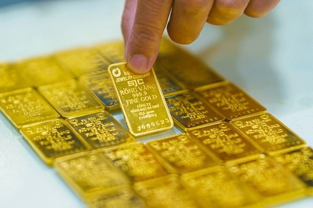 Giá vàng trong nước ngược chiều thế giới, tỷ giá USD hạ nhiệt: Nhà đầu tư nên làm gì?