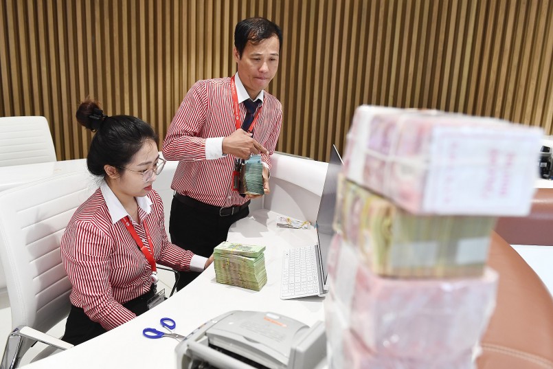 Lãi suất ngân hàng biến động trái chiều - Chuyên gia dự báo xu hướng lãi suất cuối năm