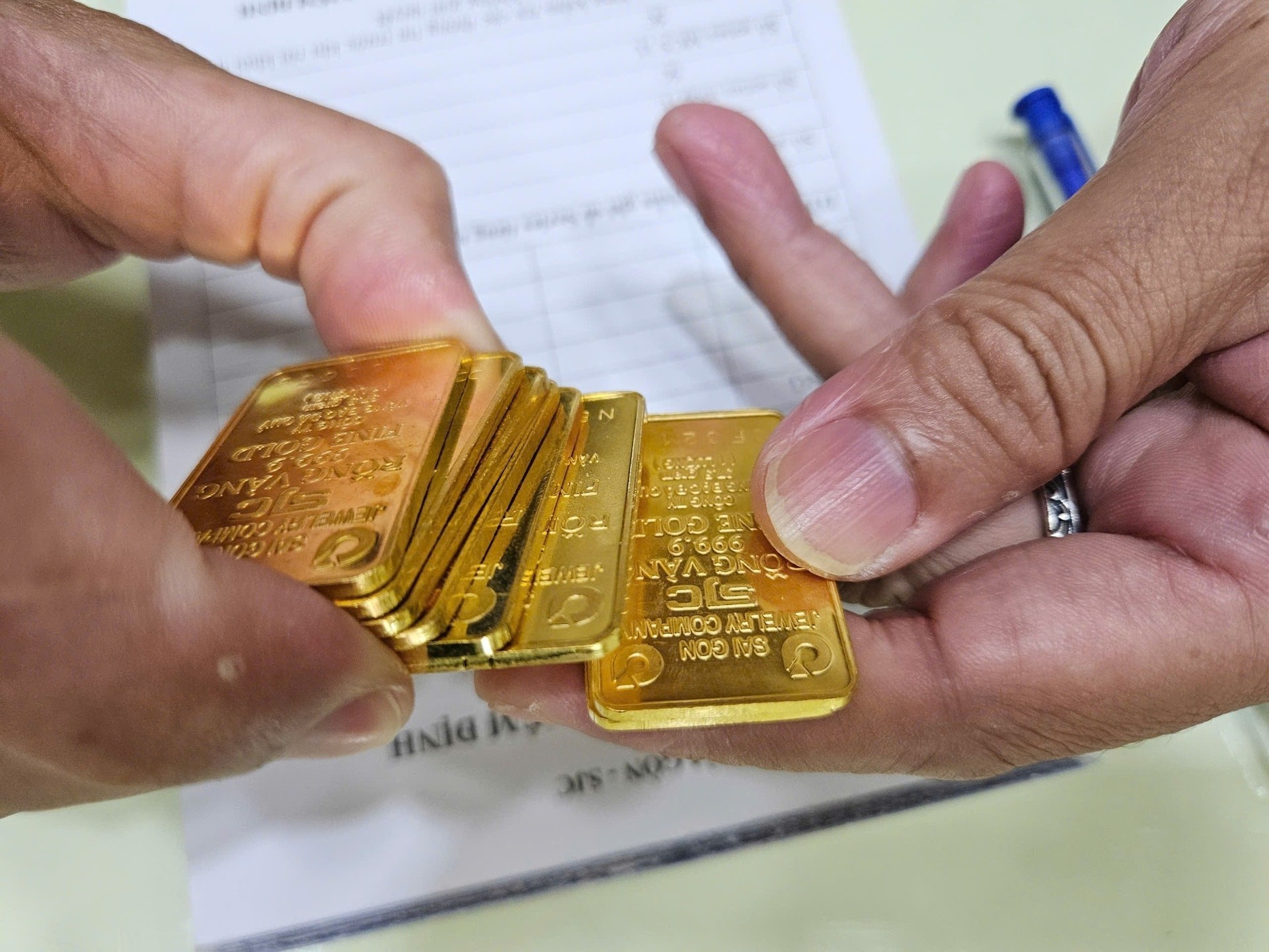 Vàng SJC áp sát đỉnh 123 triệu, giá thế giới đảo chiều giảm mạnh