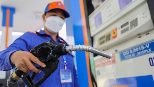 Giá xăng chính thức về dưới 20.000 đồng, dầu diesel giảm sâu