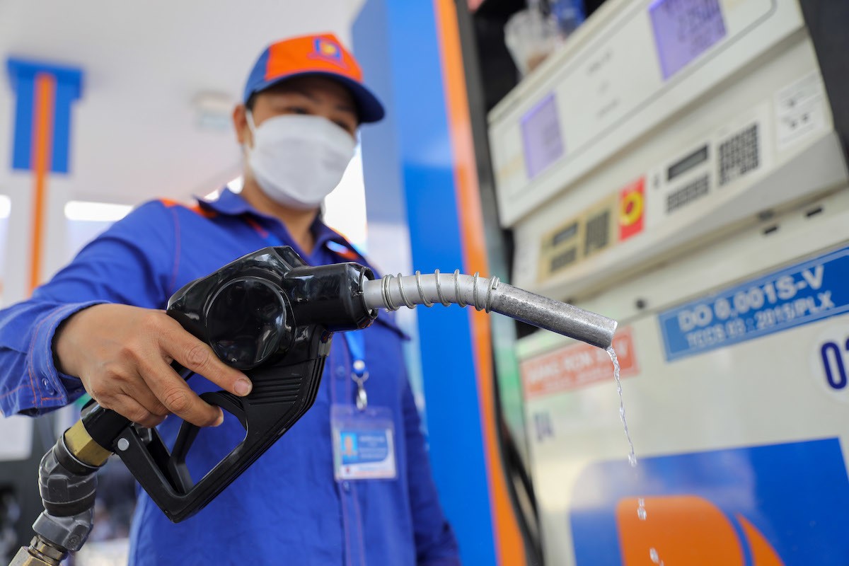 Giá xăng chính thức về dưới 20.000 đồng, dầu diesel giảm sâu