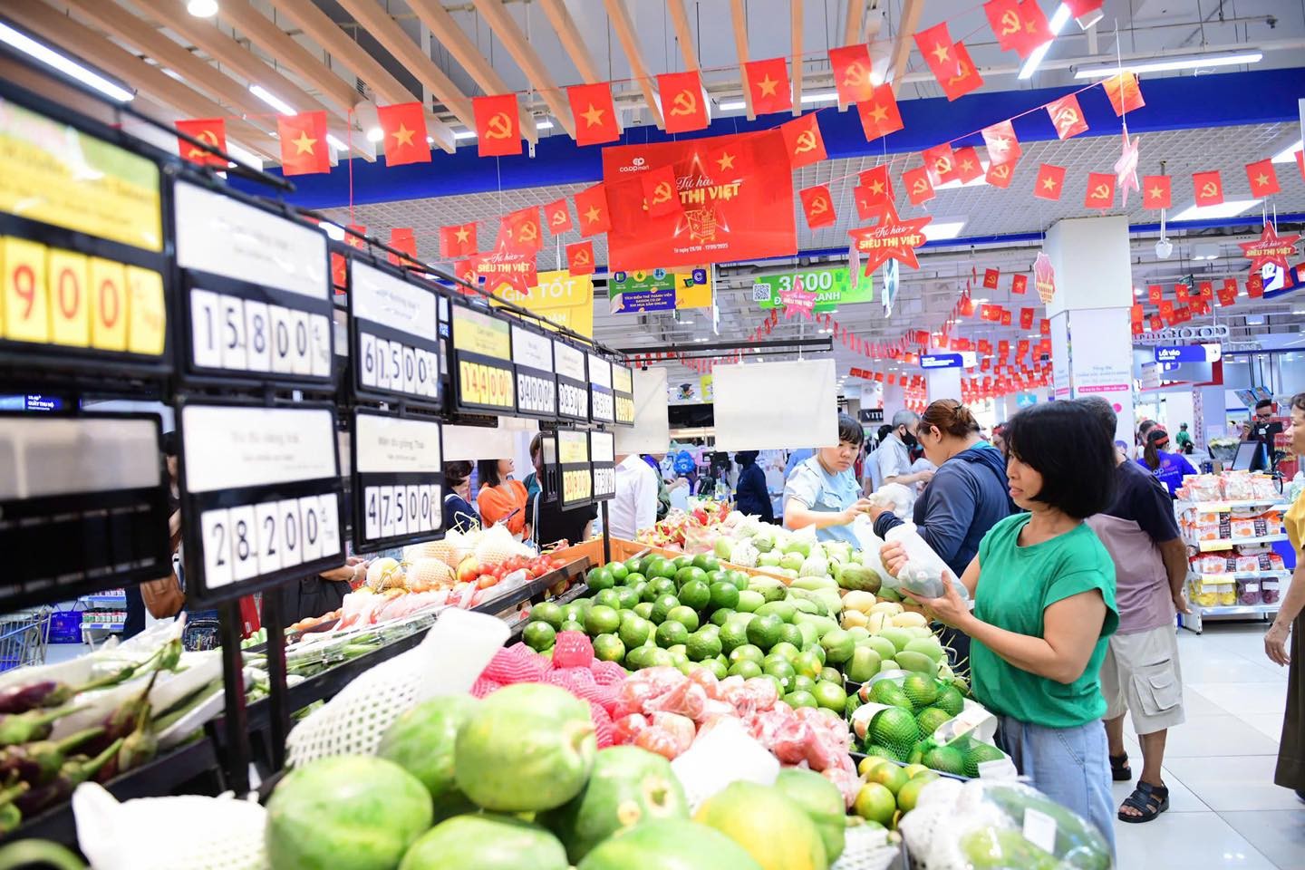 Khách hàng đang mua hàng việt tại siêu thị