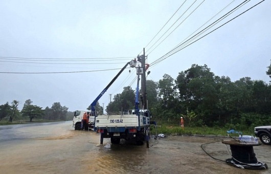 Gần 509.000 khách hàng miền Trung đã có điện trở lại sau bão số 10
