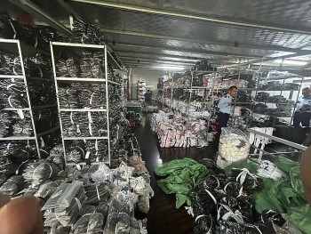 Hơn 16.000 sản phẩm giả nhãn hàng YONEX bị phát hiện tại Hà Nội