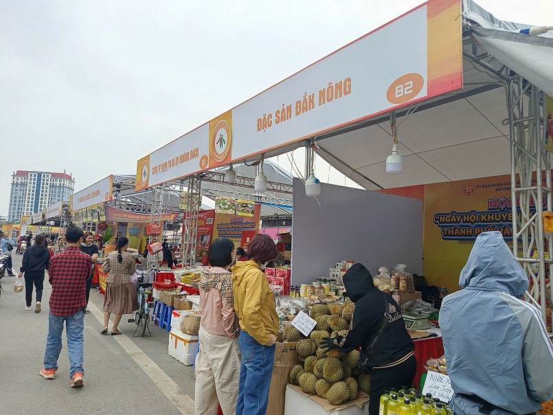 Hà Nội sôi động mùa mua sắm cuối năm: Hơn 100 gian hàng giảm giá tới 50%