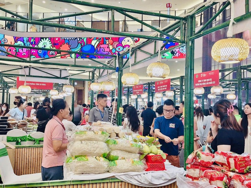 undefined Đảm bảo an toàn thực phẩm cho 10 triệu dân: Hà Nội siết chặt kiểm soát từ đồng ruộng đến bàn ăn