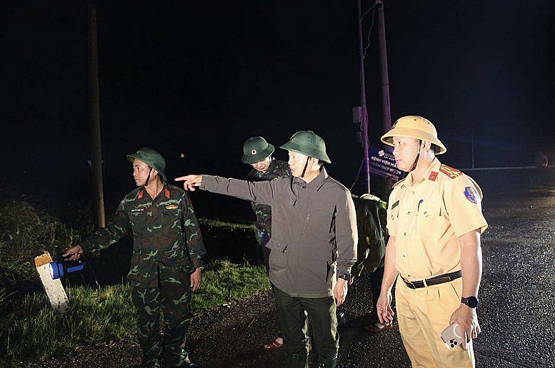 undefined Phó Thủ tướng Trần Hồng Hà: Không để người dân bị đói, khát hoặc rơi vào cảnh khó khăn sau bão