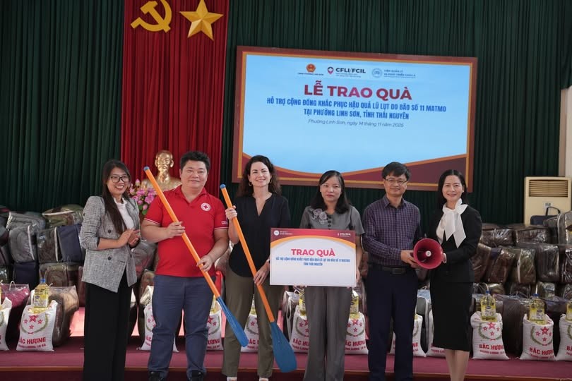 Trao quà cho UBND phường Linh Sơn Trao quà cho UBND phường Linh Sơn