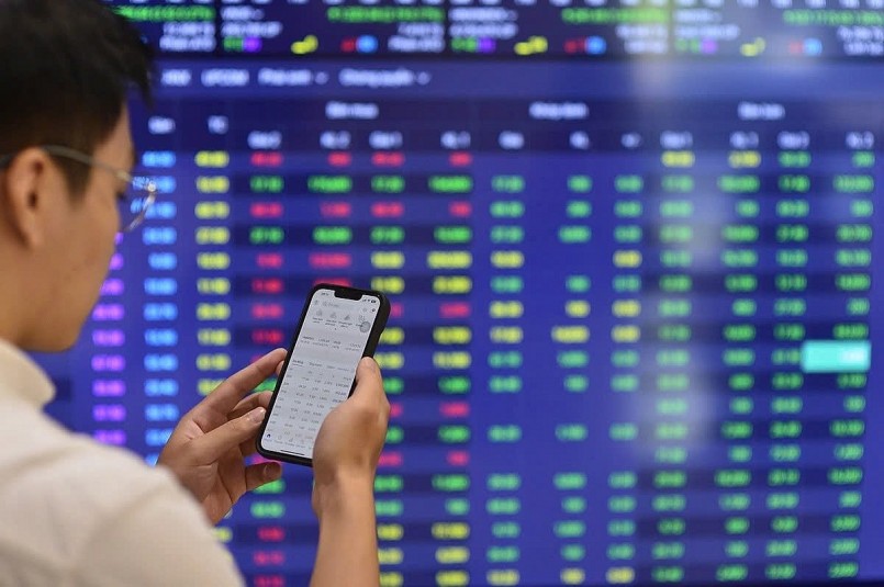 VN-Index ngược dòng tăng gần 7 điểm dù thị trường chìm trong sắc đỏ