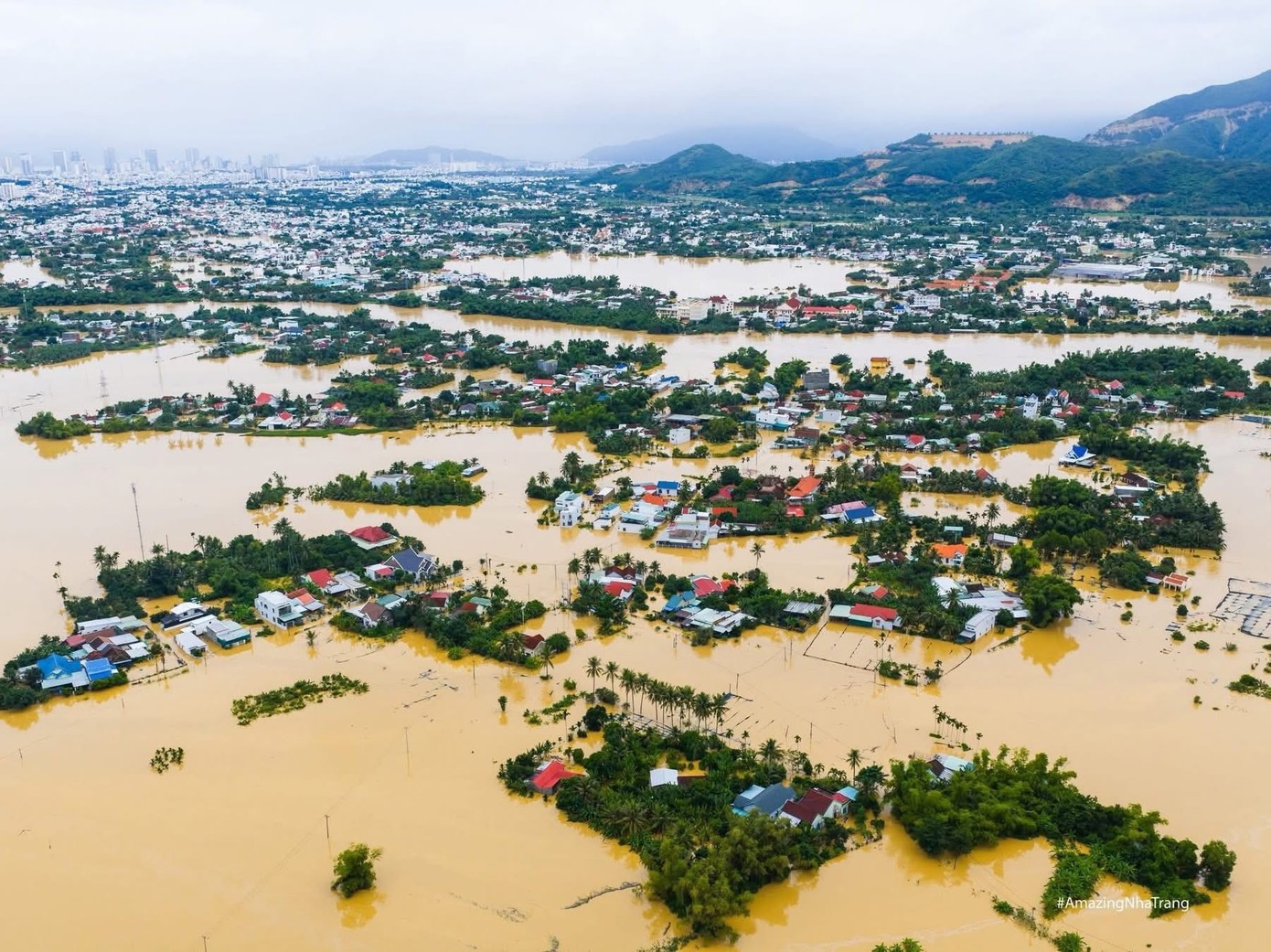 Bộ Chính trị yêu cầu tập trung cao nhất cứu trợ Nhân dân, khẩn trương khắc phục hậu quả mưa lũ đặc biệt lớn ở Trung Bộ