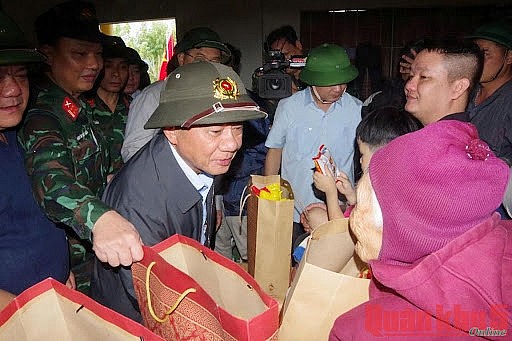 Thường trực Ban Bí thư Trần Cẩm Tú thăm hỏi, động viên người dân vùng lũ Khánh Hòa Thường trực Ban Bí thư Trần Cẩm Tú thăm hỏi, động viên người dân vùng lũ Khánh Hòa