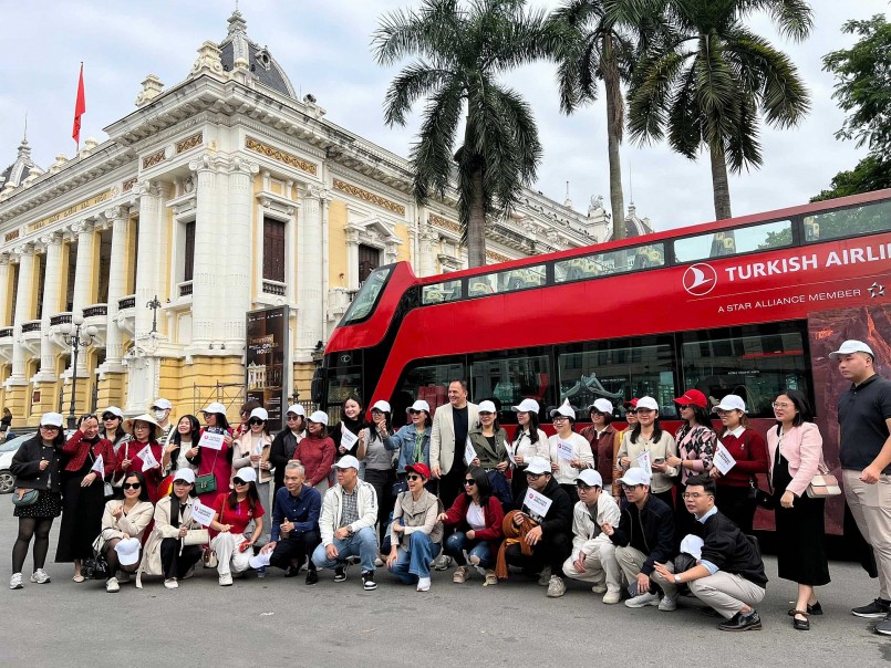 Du khách hào hứng khám phá văn hóa Hà Nội trên xe buýt 2 tầng