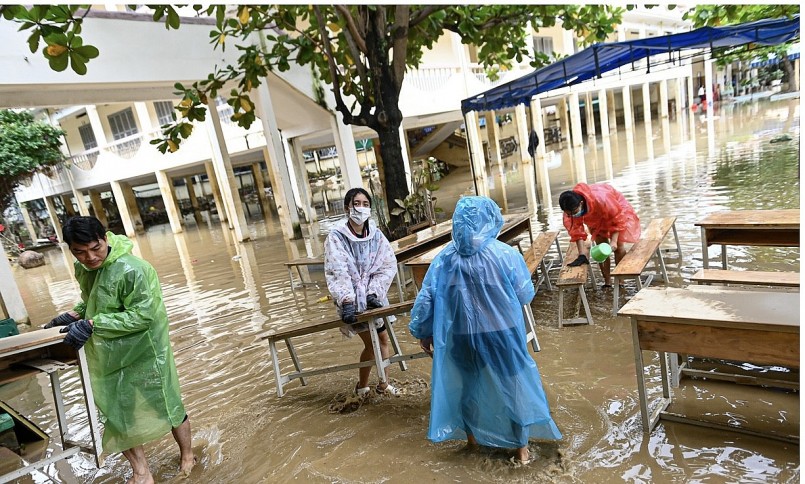 undefined Bộ Giáo dục và Đào tạo cấp phát miễn phí 10 triệu bản sách giáo khoa cho học sinh vùng lũ