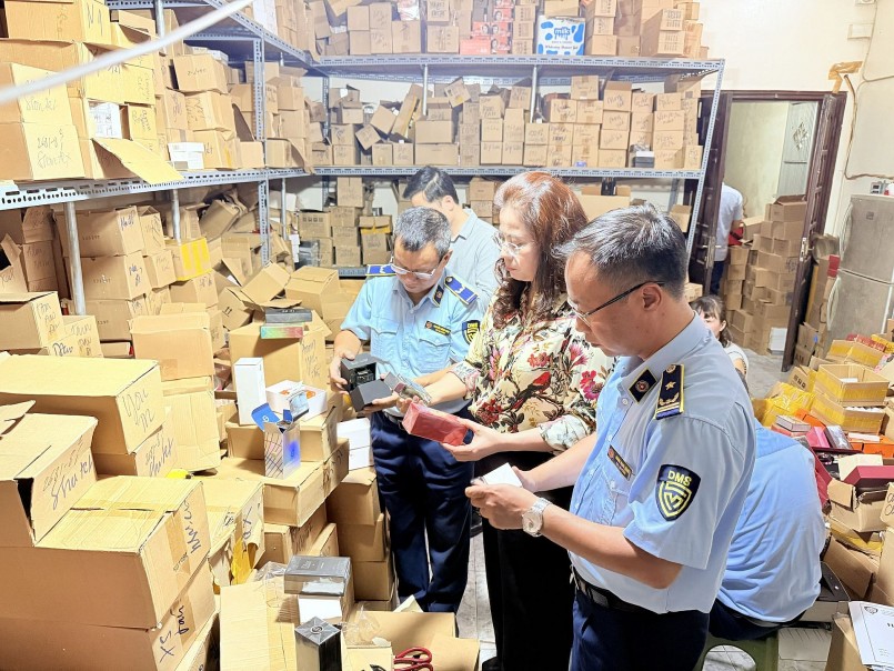 undefined Hà Nội mở cao điểm kiểm soát thị trường, chống buôn lậu, hàng giả dịp cuối năm