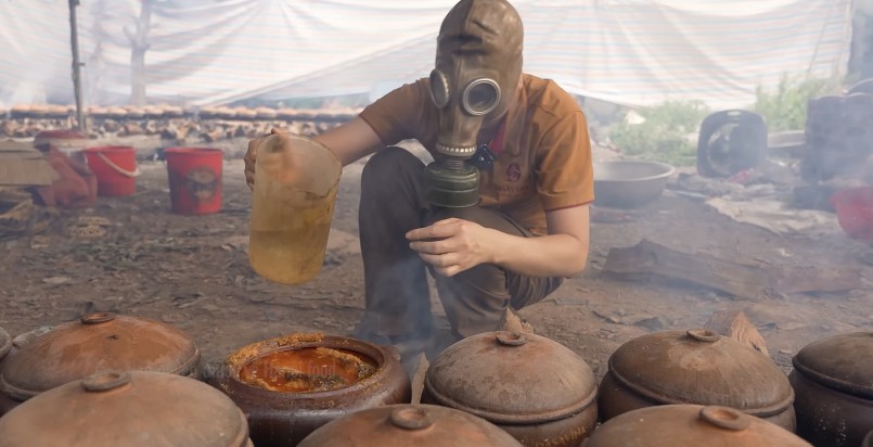 undefined Hé lộ sự thật về chiếc mặt nạ khi kho cá làng Vũ Đại — không phải để khử độc