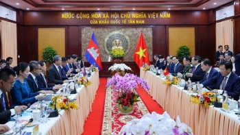 Thủ tướng Việt Nam - Campuchia thống nhất hoàn thiện hệ thống cửa khẩu, tạo động lực mới cho giao thương biên mậu