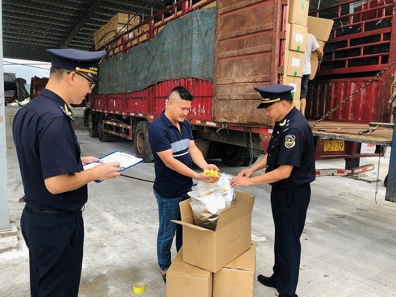 Tình trạng buôn lậu, gian lận thương mại tiếp tục diễn biến phức tạp trong tháng 11 Tình trạng buôn lậu, gian lận thương mại tiếp tục diễn biến phức tạp trong tháng 11