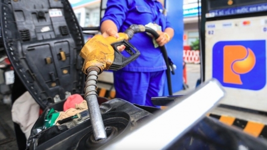 Giá xăng RON 95 về mốc 19.000 đồng/lít, chốt lộ trình bán xăng E10 từ năm 2026