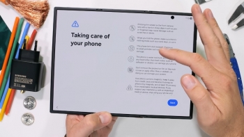 Thiết kế gập ba khiến Galaxy Z TriFold kém bền