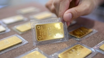 Giá vàng trong nước đồng loạt giảm mạnh theo đà lao dốc của thế giới