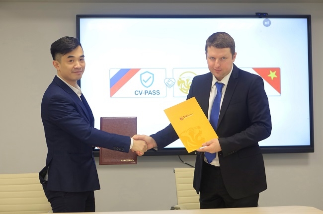 Ông Nguyễn Huy Hùng Việt - Tổng Giám đốc Công ty T&T Nga (trái) và Ông Andrey Kolmogorov - Tổng Giám đốc Công ty CVPASS (phải) ký kết Biên bản ghi nhớ hợp tác. (Ảnh: TTXVN)