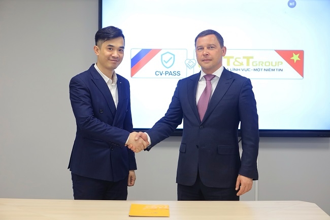 Tổng Giám đốc Công ty T&T Nga Nguyễn Huy Hùng Việt (trái) và Giám đốc điều hành Tập đoàn VR-Logistic (phải) tại lễ ký Biên bản ghi nhớ hợp tác. (Ảnh: TTXVN)