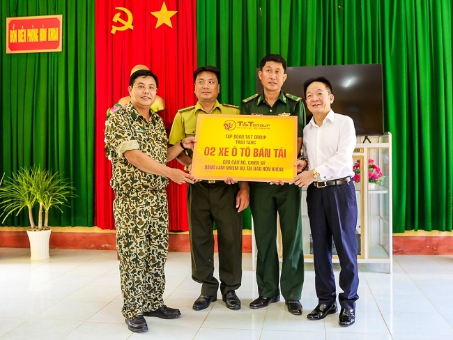 Lãnh đạo tỉnh Cà Mau và lãnh đạo Tập đoàn T&T Group tặng quà cho cán bộ chiến sỹ các lực lượng đang làm nhiệm vụ trên đảo Hòn Khoai.