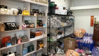 Đà Nẵng: Phát hiện kho hàng chứa số lượng lớn túi xách nhập lậu