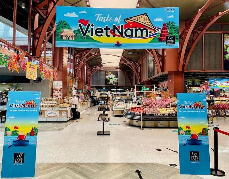 Ảnh khu bày bán sản phẩm trái cây và thực phẩm chế biến của Việt Nam tại Trung tâm Thương mại Central World