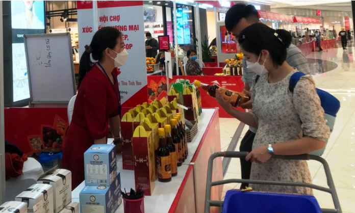 Người dân tìm mua sản phẩm Việt tại các hội chợ, siêu thị. Ảnh: VGP