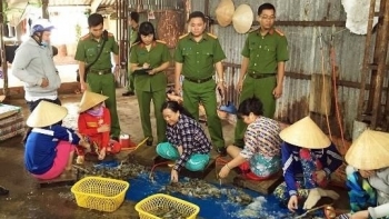 Cà Mau: Phạt hơn 70 triệu đồng thương lái thu gom tôm sú nguyên liệu có chứa tạp chất