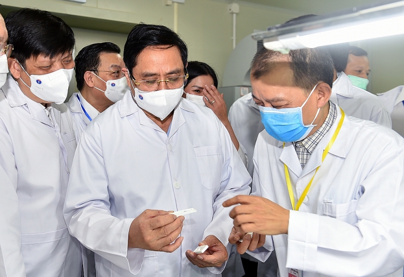 Thủ tướng Phạm Minh Chính thăm Công ty TNHH Medicon tại xã An Khánh, huyện Hoài Đức, TP Hà Nội. Đây là Công ty sản xuất bộ kit test nhanh kháng nguyên SARS-CoV-2. Ảnh VGP/Nhật Bắc.