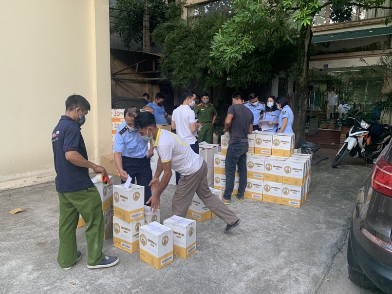 Cơ quan Quản lý thị trường Hà Nội phát hiện cơ sở kinh doanh tại địa chỉ số 76 An Dương phát rượu nhập lậu.