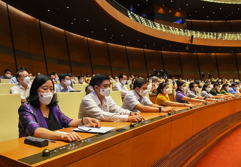 Các đại biểu Quốc hội bấm nút thông qua Nghị quyết về Kế hoạch phát triển kinh tế - xã hội 5 năm 2021-2025.