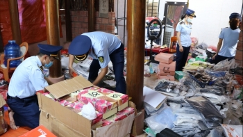 Quảng Bình: Thu giữ hơn 1.000 sản phẩm quần áo, giày dép có dấu hiệu giả mạo nhãn hiệu