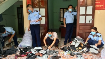 Hà Giang: Tiêu hủy gần 300 sản phẩm giầy, dép, quần áo giả mạo nhãn hiệu