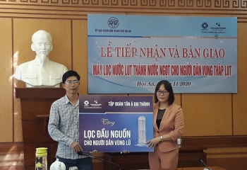 Tập đoàn Tân Á Đại Thành hỗ trợ máy lọc nước cho người dân vùng lũ Hội An