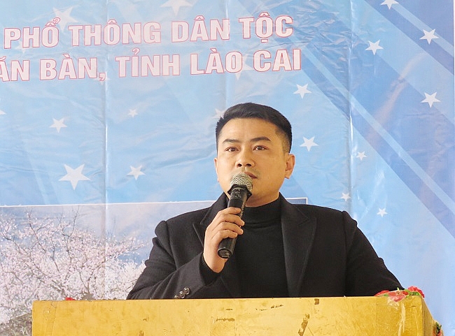 Nhà báo Nguyễn Viết Hưng phát biểu tại chương trình