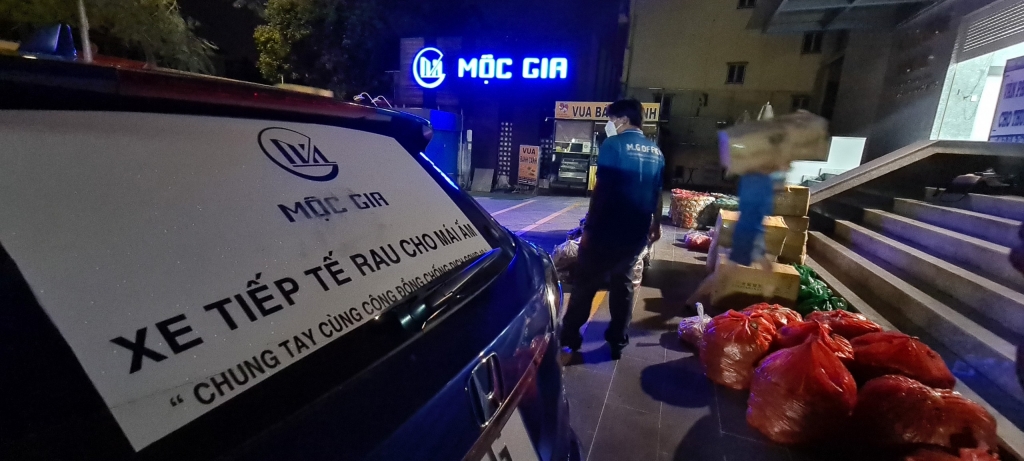 Công ty tận dụng phương tiện cá nhân để vận chuyển háng hóa cần thiết với khẩu hiệu Hàng trăm xuất rau củ với giá “0 đồng” được trao tận tay người dân tại TP.HCM