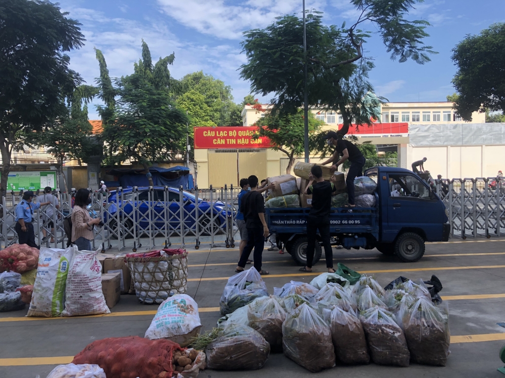 Các phần rau Hàng trăm xuất rau củ với giá “0 đồng” được trao tận tay người dân tại TP.HCM