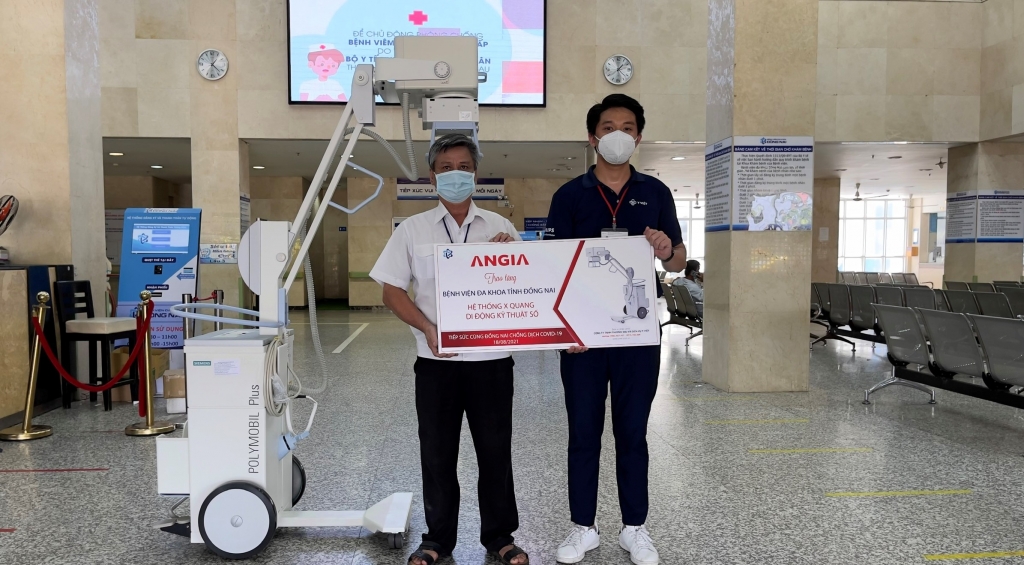 Đại diện Bệnh viên Đa khoa tỉnh Đồng Nai tiếp nhận hệ thống máy X-Quang