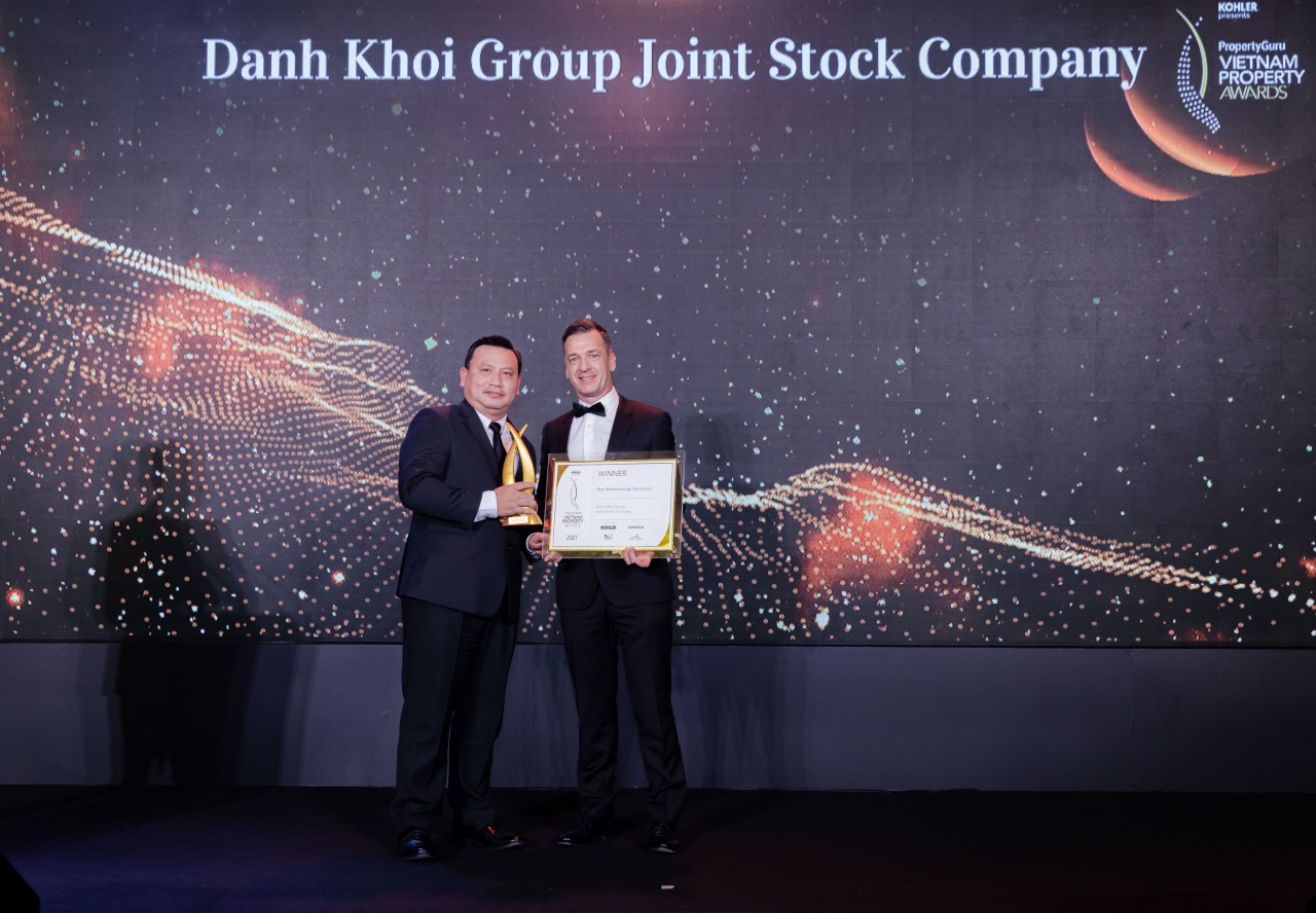 Ông Nguyễn Huy Cường, Tổng Giám đốc Tập đoàn Danh Khôi nhận giải thưởng và chứng nhận Nhà phát triển bất động sản đột phá từ ban tổ chức